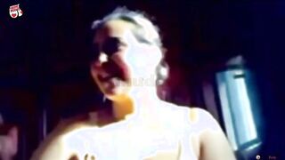 البنت قالعه بقميص النوم وفاتحه الكامير بتكلم حبيبها فيديو وتفرجه علي صدرها وهي بتلع سكس مصري ب فيه ومطلعاه لبره وتقوله يلا ارضع تعال