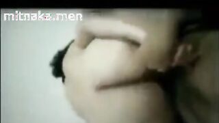 البنت طالعه فوق الراجل وبتمسك زوبره بتدخله في كسها بنفسها وبتتناك منه وهو م سكس مصري تكيف وماسكها من وسطها طالعه ونازله عليه