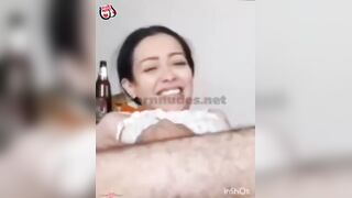 البنت الفاجره واخده المخده بتاعتها في حضنها عالسرير وهي نايمه علي جنبها بالقميص سكس مصري  الاحمر بتاعها وبتحك المخده في كسها اوي