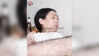 البنت الفاجره واخده المخده بتاعتها في حضنها عالسرير وهي نايمه علي جنبها بالقميص سكس مصري  الاحمر بتاعها وبتحك المخده في كسها اوي