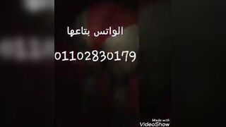 الشرموطه طالعه فوق زوبلر حبيبها بتتناك منه وهي كاتبه ورقه جنبهم بتقول بحب الزوبر في كسي اوي تعال نك سكس مصري ني وهو من ورا لافف ايده وبيفتح في طيزها