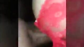 الشرموطه طالعه فوق زوبلر حبيبها بتتناك منه وهي كاتبه ورقه جنبهم بتقول بحب الزوبر في كسي اوي تعال نك سكس مصري ني وهو من ورا لافف ايده وبيفتح في طيزها