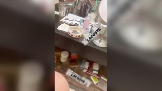 البنت نايمه عالمرتبهع محطوته عالارض وفاتحه رجلها وهي عريانه ملط والحجاب علي شعرها والراجل ماسك زوبره بيق سكس مصري ربه من كطسها وبيحكه فيها وهو بيرضع فيهم