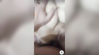 الراجل منوم حبيبته عالسرير علي ضهرها وهي عريانه رافع طيزها ل سكس مصري فوق وبيدخل زوبره فيها براحه خالص من ورا