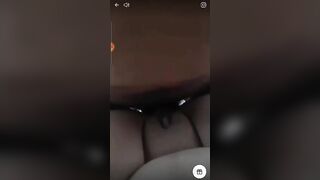الراجل منوم حبيبته عالسرير علي ضهرها وهي عريانه رافع طيزها ل سكس مصري فوق وبيدخل زوبره فيها براحه خالص من ورا