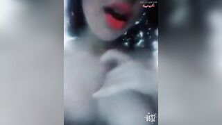 البنت اللبوه لابسه القميص الاسود ونص صدرها طالع لبره مكشوف وحاطه الروج الوردي اللون ف سكس مصري ي شفايفغها وبتتصور هي وبتقطم في شفايفها