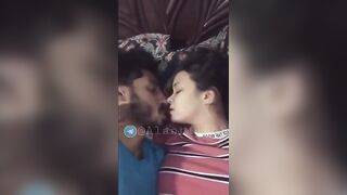 الشرموطه فاتحه رجلها وتلعب في كسها بصوابعه وتدخلهم كلهم جواها بتدخل و سكس مصري تطلع والبنت لبنها بيبق مغرق كسها من بره
