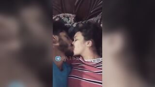 الشرموطه فاتحه رجلها وتلعب في كسها بصوابعه وتدخلهم كلهم جواها بتدخل و سكس مصري تطلع والبنت لبنها بيبق مغرق كسها من بره