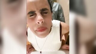 الراجل نايم علي ضهره عريان ولبوته فوق منه بتتناك من زوبره ومد سكس مصري خلاه في كسها بتطلع وتنزل من عليه وتتنطط