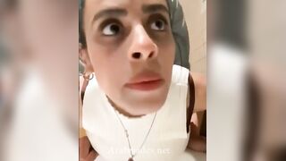 الراجل نايم علي ضهره عريان ولبوته فوق منه بتتناك من زوبره ومد سكس مصري خلاه في كسها بتطلع وتنزل من عليه وتتنطط