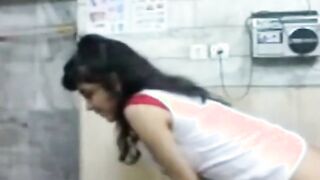 البنت لابسه زوبر صناعي وميله طيز صاحبتها الشرموطه وهي واقفه وبتنكها بالزوبر بتاعها الصن سكس مصري اعي وشغاله تطلعه وتدخله اوي فيها من جوه