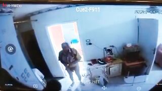 اللبوه بعبايتها السوده والطرحه لابساها ونيمه علي بطنها عالسرير و سكس مصري مدلدله رجلها للارض والواد بيلعب في كسها