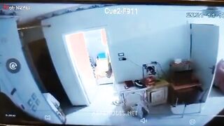 اللبوه بعبايتها السوده والطرحه لابساها ونيمه علي بطنها عالسرير و سكس مصري مدلدله رجلها للارض والواد بيلعب في كسها
