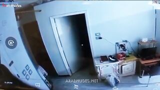 اللبوه بعبايتها السوده والطرحه لابساها ونيمه علي بطنها عالسرير و سكس مصري مدلدله رجلها للارض والواد بيلعب في كسها