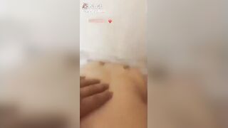 فتح كس عزراء وفض غشاء البكاره وهو منومها علي جنبها وضامم رجليها سكس مصري  الاتنين علي بعض وبيدخله فيها براحه اوي