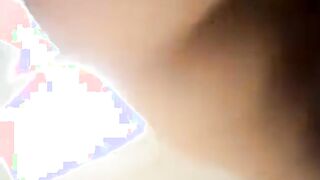 الراجل نايم عالسرير عريان علي ضهره والموزه المتناكه فوق منه مدخله زوبره في كسها بت سكس مصري طلع وتنزل عليه وهي سانده ايدها علي صدره