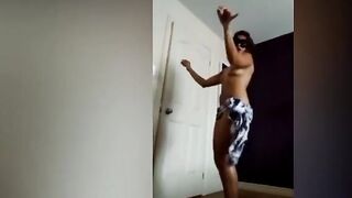 البنت واقفه عريانه ملط وجايبه الطرحه لفاها علي وسطها وشغاله رقص وهز في جسمها وهي واقفه سكس مصري  وجسمها كانه متكهرب من كتر الرقص وجماله