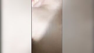 البنت بتقلع هدومها وترميها عالارض وبتطلع علي زوبر حبيبها من فو سكس مصري ق وتدخله براحه في كسها وبتتناك اوي مكنه