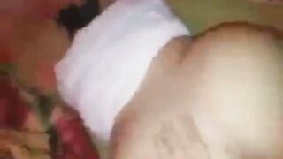 البنت قاعده علي خحرف السرير ومنزله رجلها عالارض وقالعه الاندر بتاعها والراجل مدخل سكس مصري  زوبره فيها وهو واقف بيدخل وبيطلع زوبره