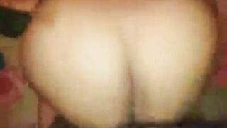 البنت قاعده علي خحرف السرير ومنزله رجلها عالارض وقالعه الاندر بتاعها والراجل مدخل سكس مصري  زوبره فيها وهو واقف بيدخل وبيطلع زوبره