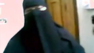 المنقبه الشرموطه بتقابل صاحب ابنها الصغير في شقته وهي بتهيج عليه وبت سكس مصري خليه بينكها بجسمها ال مليان وينام معاها
