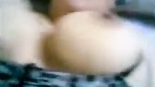 المنقبه الشرموطه بتقابل صاحب ابنها الصغير في شقته وهي بتهيج عليه وبت سكس مصري خليه بينكها بجسمها ال مليان وينام معاها