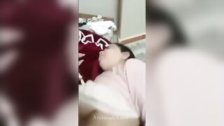 اللبوه نايمه علي جنبها وبتتناك في كسها هو والراجل نيم وراها وحاضنها من بطنها وصدرها من  سكس مصري كبره بيتهز وبيترقص معاها اوي وهي بتتناك