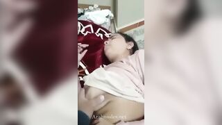 اللبوه نايمه علي جنبها وبتتناك في كسها هو والراجل نيم وراها وحاضنها من بطنها وصدرها من  سكس مصري كبره بيتهز وبيترقص معاها اوي وهي بتتناك
