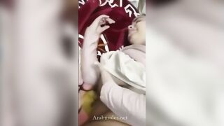 اللبوه نايمه علي جنبها وبتتناك في كسها هو والراجل نيم وراها وحاضنها من بطنها وصدرها من  سكس مصري كبره بيتهز وبيترقص معاها اوي وهي بتتناك