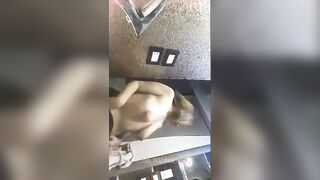 البنت المتناكه قالعه ملط وقاعده عالارض جنب السرير فاتحه رجلها عالاخر وسانده ضهر سكس مصري ها بتلعب في كسها وتضرب سبعه ونص بتاعتها