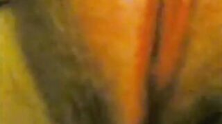 الراجل والست قالعين ملط وهما حاضنين بعض اوي اوي وبيلعب في بزازها وبيعصر فيهم ج سكس مصري امد وشفايفها في شفايفه بيبوسها بوس مشبك