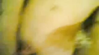 الراجل والست قالعين ملط وهما حاضنين بعض اوي اوي وبيلعب في بزازها وبيعصر فيهم ج سكس مصري امد وشفايفها في شفايفه بيبوسها بوس مشبك