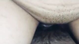 الراجل نايم عريان عالسرير علي ضهره والمتناكه ماسكه زوبره كله نكتاه في بو سكس مصري قها وتمص فيه وتدخل وتطلع في بوقها بسرعه