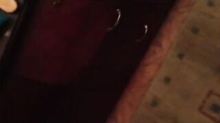 البنت اللبوه قالعه ملط وحاطه حلق في مناخيرها معلقاه زي الحلب وعالارض ماسكه الزوبر بتاع سكس مصري  الخول بتاعها هو وقاعد عالكرسي بتمصهوله