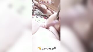 الممثله الشرموطه وفاء عامر وهي عالارض قاعده وماسكه زوبر الراجل بتمص فيه اوي وبتمسيكه ب سكس مصري يديها تدعكه وتحطه كله في بوقها تلحس فيه