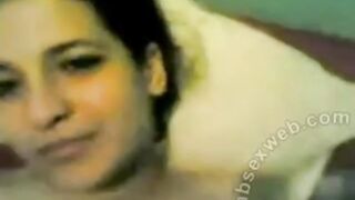 الشرموطه وصاحبها مع بعض في الاوضه وهما قالعين هدومهم ملط وبيبوس  سكس مصري في شفايفها مقطعها اوي من البوس والاحضان