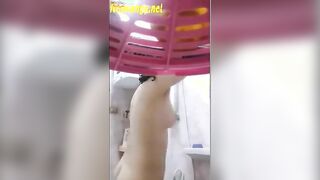 البنت الفاجره لابسه القميص احمر في اسود وبزازها بينه منه وفاتحه رجل سكس مصري ها بتدعك في زنبور كسها اوي وهيجه عالاخر