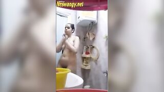 البنت الفاجره لابسه القميص احمر في اسود وبزازها بينه منه وفاتحه رجل سكس مصري ها بتدعك في زنبور كسها اوي وهيجه عالاخر