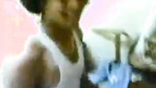 الراجل جايب بنته لصاحبه ينيكها علي سريره قدامه وهي صغيره خايفه بياخدها بينومها ابوها سكس مصري  عالسرير وبيسلمها للراجل وهو واقف عريان