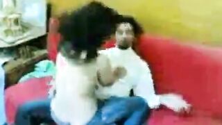 الراجل جايب بنته لصاحبه ينيكها علي سريره قدامه وهي صغيره خايفه بياخدها بينومها ابوها سكس مصري  عالسرير وبيسلمها للراجل وهو واقف عريان
