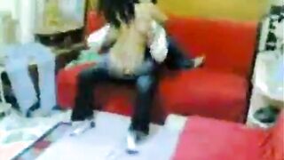 الراجل جايب بنته لصاحبه ينيكها علي سريره قدامه وهي صغيره خايفه بياخدها بينومها ابوها سكس مصري  عالسرير وبيسلمها للراجل وهو واقف عريان