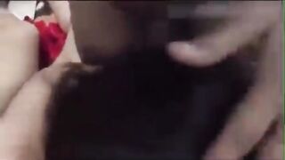 البنت قاعده عادي عالسرير وفاتحه رجليها اوي وهو ال معاها نفس الوضع وبيدخل زوبره في كسها ووشهم في و سكس مصري ش بعض والبنت المتناكه بتفتح كسها بيديها
