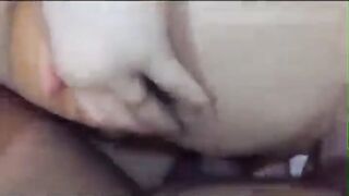 البنت قاعده عادي عالسرير وفاتحه رجليها اوي وهو ال معاها نفس الوضع وبيدخل زوبره في كسها ووشهم في و سكس مصري ش بعض والبنت المتناكه بتفتح كسها بيديها