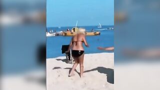 التلات شباب الصايعين بيشوفو حوريه البحر الجميله وبيروحو يعملو دايره وبيحوطوها وال بي سكس مصري قفش في صدرها والتان بيلعب في بزها وهكزا