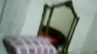 الشاب المصري حاطت كاميرا في اوضه نومه بتصور الشرموطه هو وجايبها بينيك  سكس مصري فيها وهي مفلقسهخ طيزها وميله وشها للارض