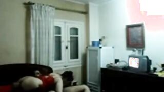 الشاب المصري حاطت كاميرا في اوضه نومه بتصور الشرموطه هو وجايبها بينيك  سكس مصري فيها وهي مفلقسهخ طيزها وميله وشها للارض