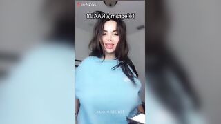 الشرموطه مقربه بوقها علي زوبر الراجل وهو نايم عالسرير عريان بتمصهوله وترضع ف سكس مصري يه اوي وهو بيشدها من بزازها وبيقفش فيهم