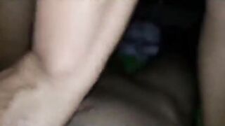 البنت نايمه عريانه عالسرير بجسمها التخين وهي ماسكه خياره كبيره بتمشيها سكس مصري  علي كسها من بره وتدخلها مره واحده كلها