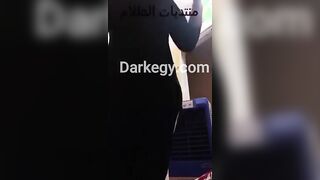 البنت واقفه ولابسه الفستان الاسود وتفرد شعرها لقدام وبتلعب فيه والكاميرا قدامها خطيبها بي سكس مصري شوفها وبيتفرج عليها وعلي جسمها ال متقسم