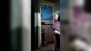 البنت المتناكه في الحمام واقفه وتضرب سبعه ونص بتاعتها وتفشخ في رجلها وهي واقفه وتفتح فيها ولبنها ا سكس مصري لكتير متعبي في كسها بينزل عالارض الحمام